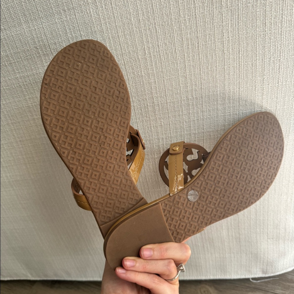 Tory Burch gloss sandals - Picture 5 of 5